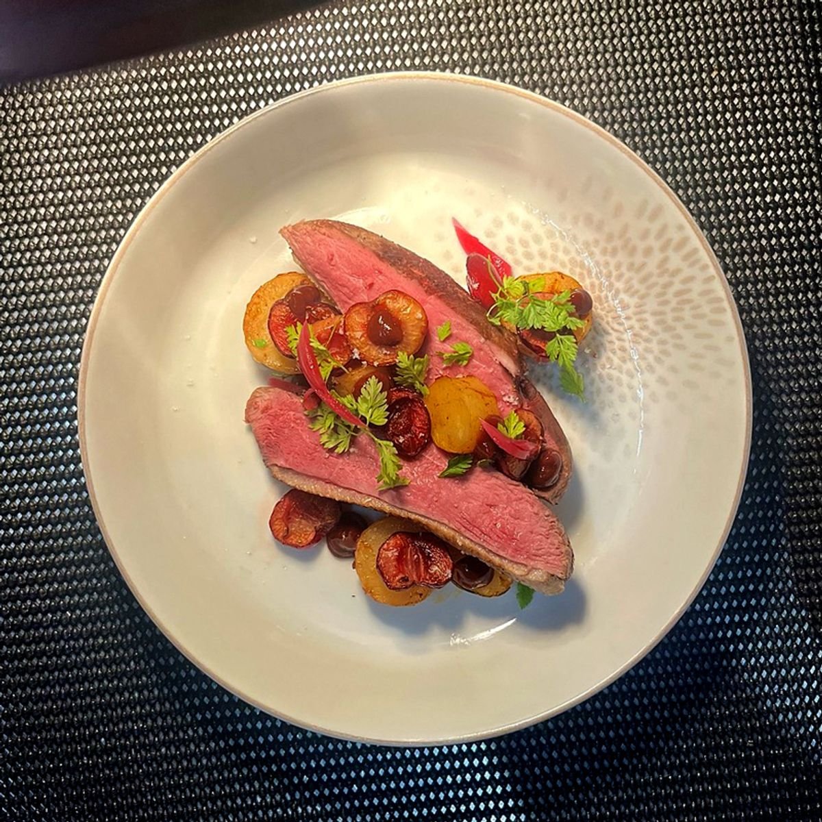 Canard rôti et cerises